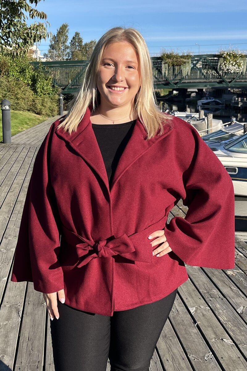 Chica-London-Alvina-Poncho-Jacka-Dam-Wine-1