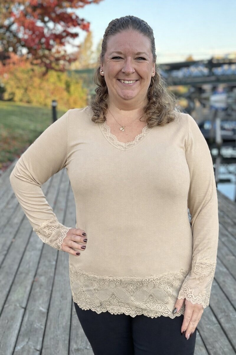 Chica-London-Gwynne-Langarmad-Topp-med-Spets-Dam-Beige-10
