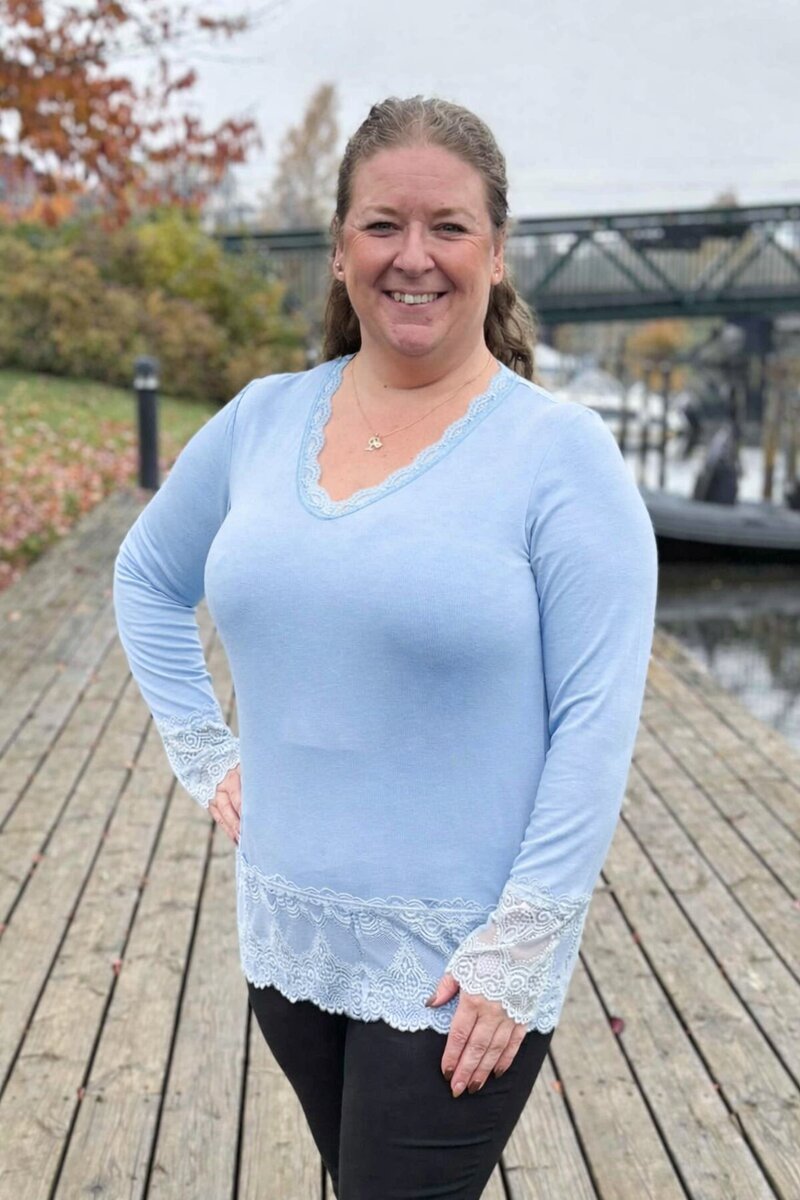 Chica-London-Gwynne-Langarmad-Topp-med-Spets-Dam-Light-Blue-1