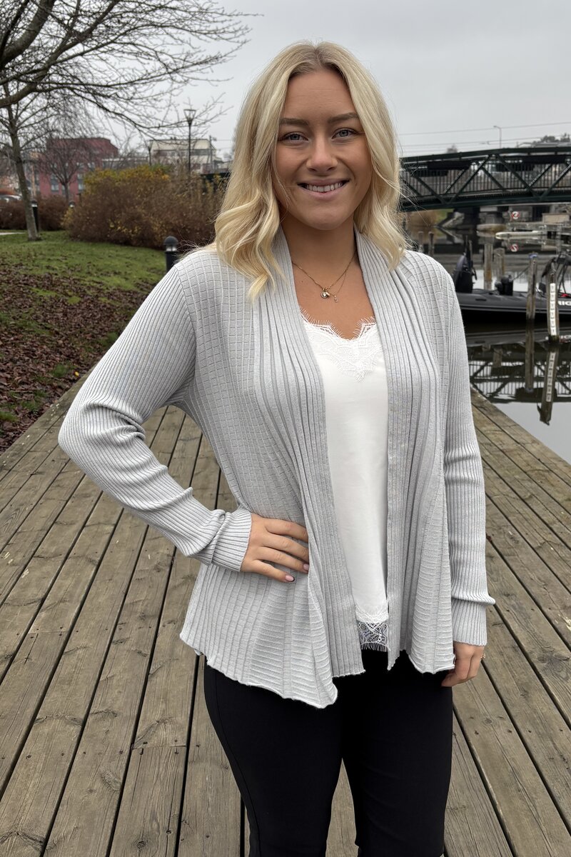 Freequent-Claudisse-Short-Cardigan-Dam-High-Rise-20