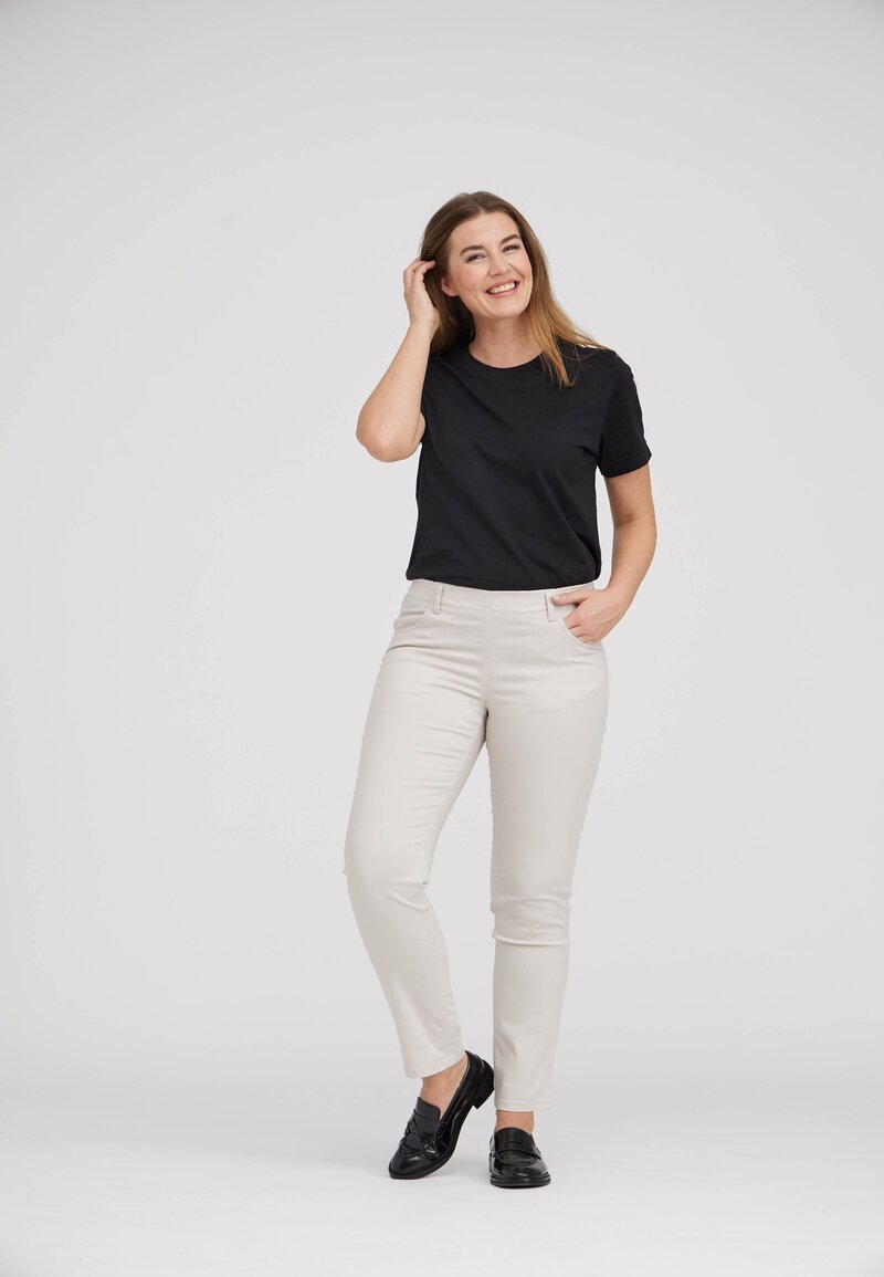 LauRie-Kelly-Regular-SL-Byxa-Dam-Grey-Sand-1