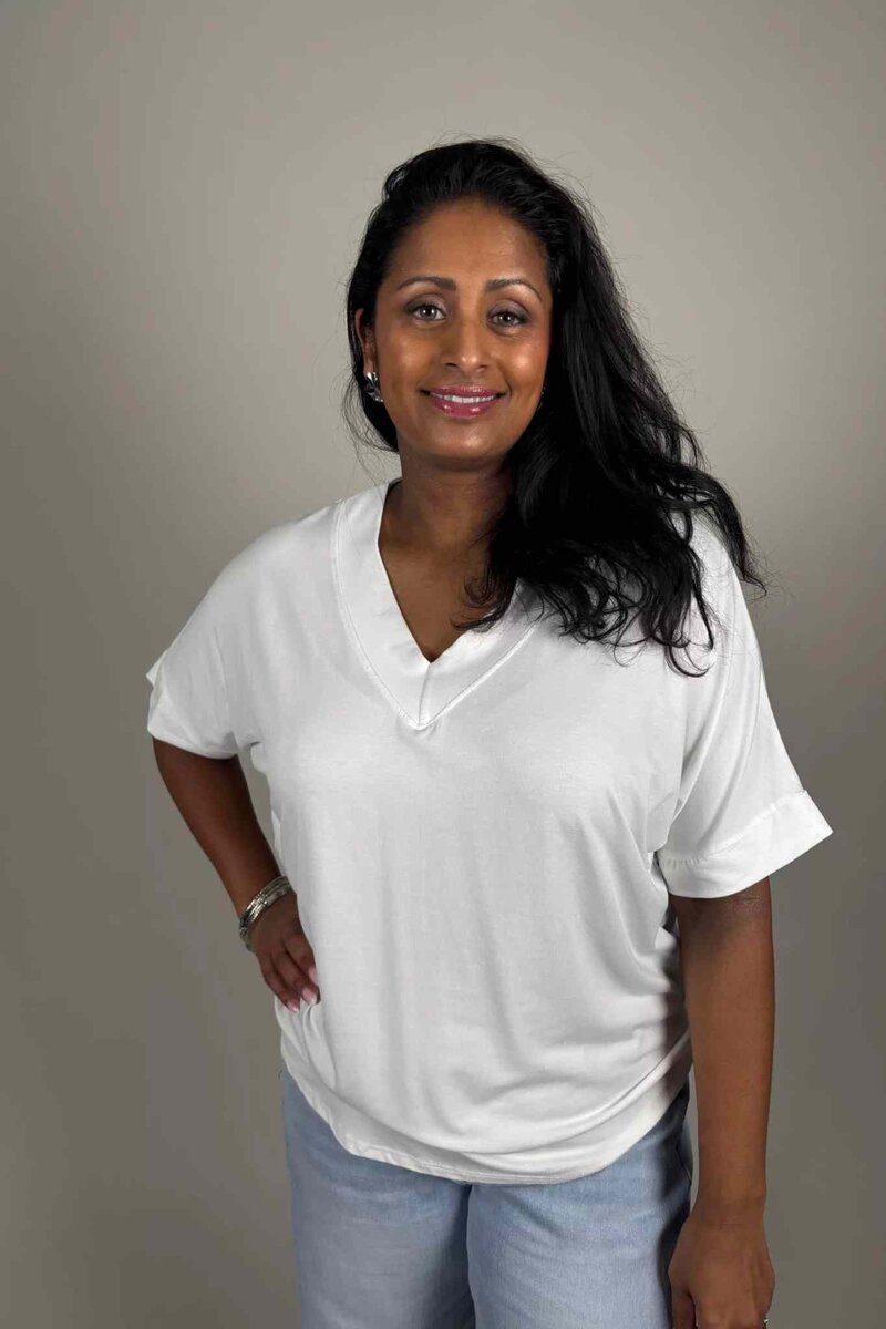 Line-V-ringad-T-shirt-Dam-Offwhite-Camicia--Smilebutiken-1
