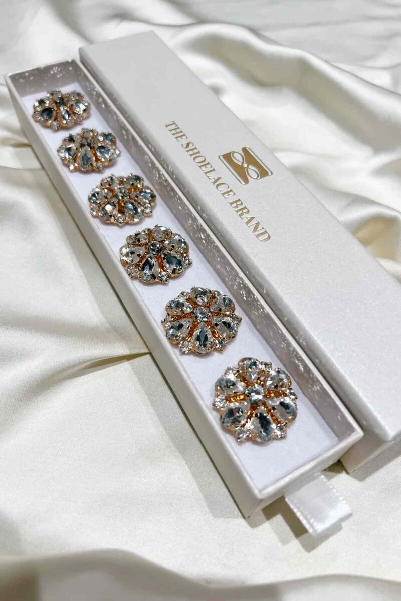 The-Shoelace-Brand-Signe-Knappsmycke-6-pack-White-Flower-Gold-1