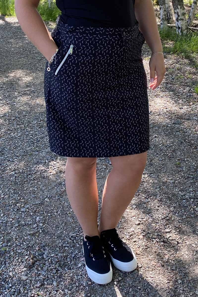 Tuxer-Hollie-Stretch-Skort-Dam-Black-Print-10