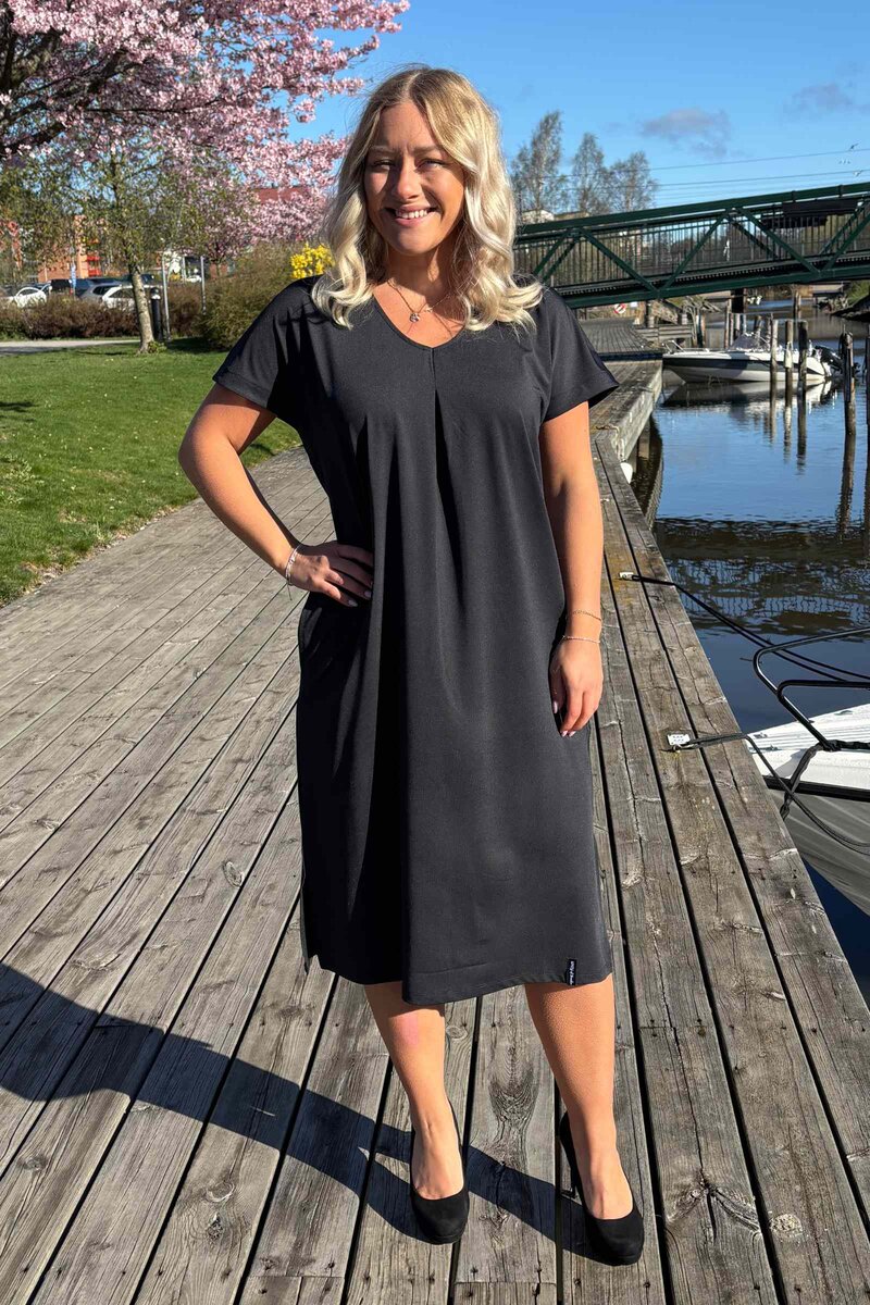 Way-Of-Sweden-Carina-Klanning-Dam-Black-1