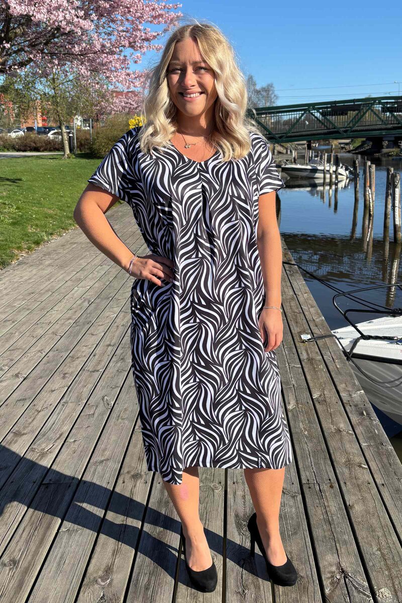 Way-Of-Sweden-Carina-Klanning-Dam-Fantasy-Black-1
