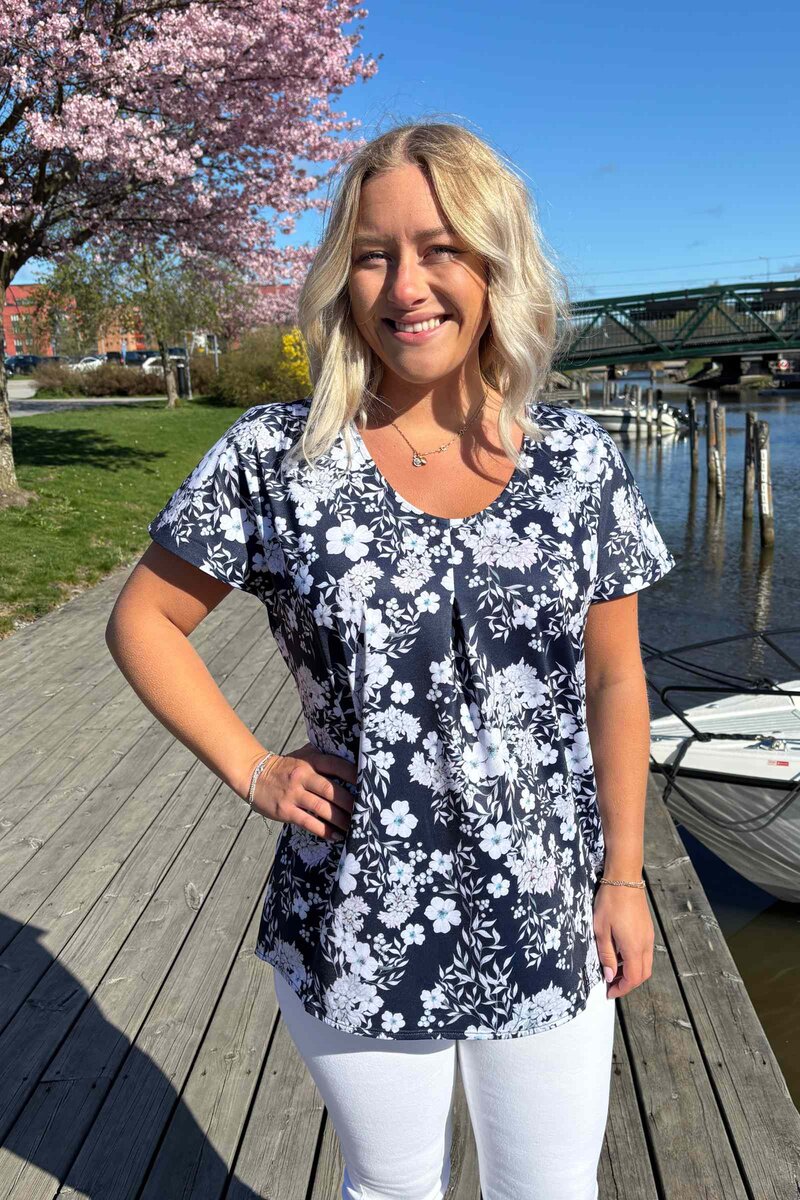 Way-Of-Sweden-Lovisa-Topp-Dam-Flow-Dark-Navy-1