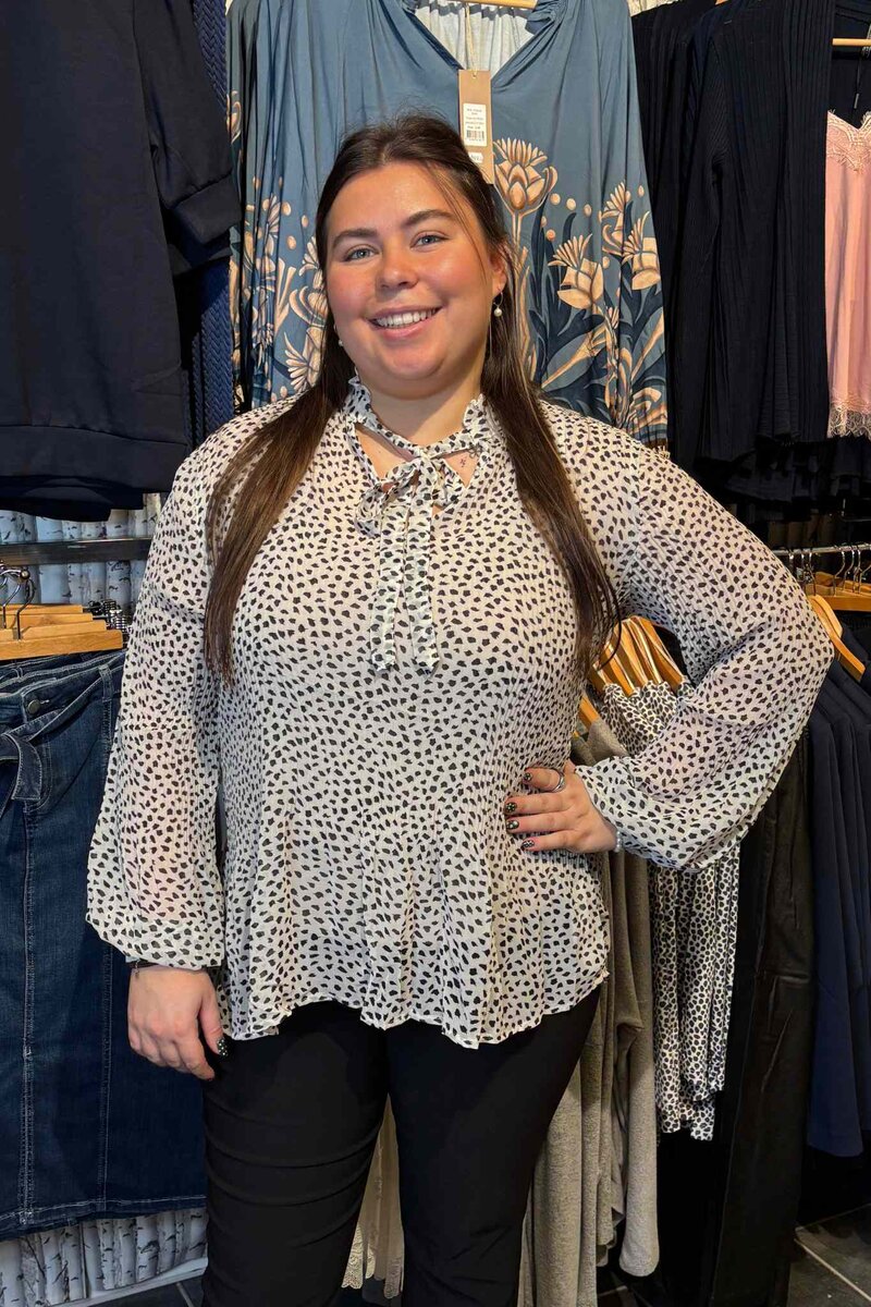 Zabaione-Jaqueline-Knytblus-Dam-Offwhite-10