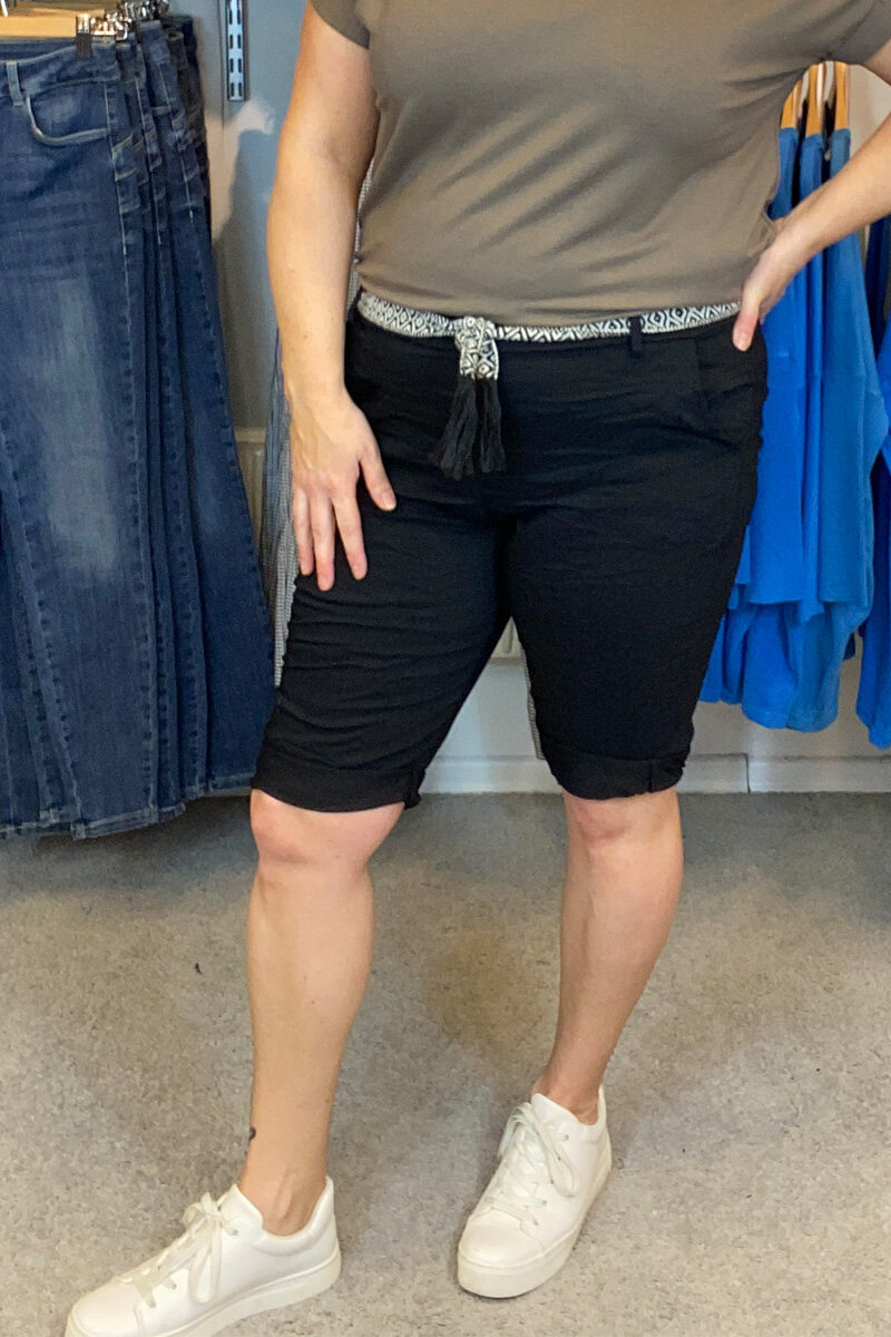 Zabaione-Kaira-Stretch-Shorts-Dam-Black-10