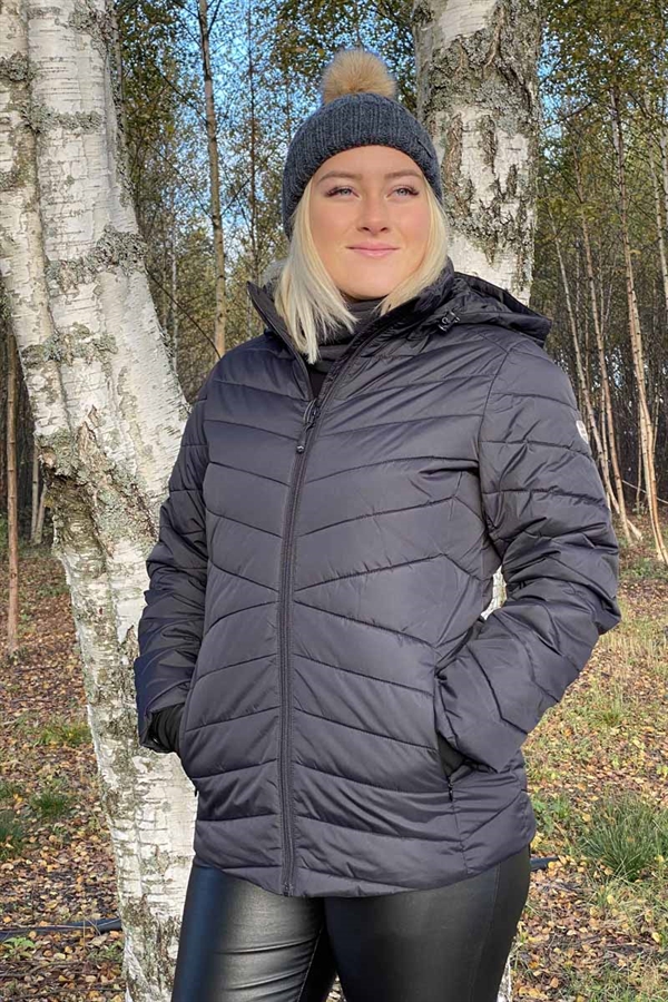 Vinterjackor för dam Bra fodrade jackor SMILE. Vinterjackor för dam Bra fodrade jackor SMILE.
