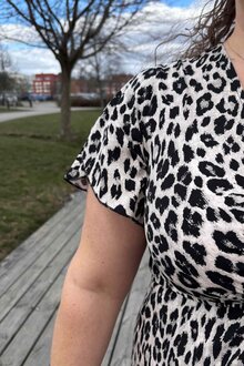 Caramelle-Fashion-Justine-Klanning-Dam-Grey-Leo-2
