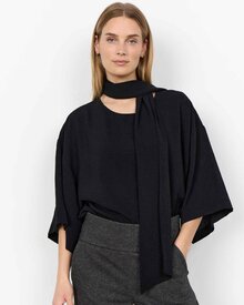 Cath-12-Blus-Med-Scarfdetalj-Dam-Black-Soyaconcept--Smilebutiken-3