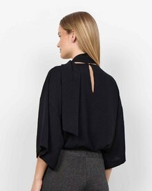 Cath-12-Blus-Med-Scarfdetalj-Dam-Black-Soyaconcept--Smilebutiken-4