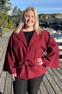 Chica-London-Alvina-Poncho-Jacka-Dam-Wine-1