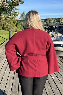 Chica-London-Alvina-Poncho-Jacka-Dam-Wine-3