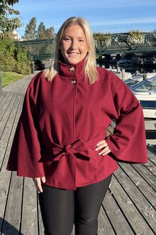 Chica-London-Alvina-Poncho-Jacka-Dam-Wine-4