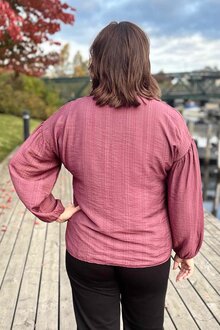 Chica-London-Corey-Blus-Med-Spanne-Dam-Bordo-3