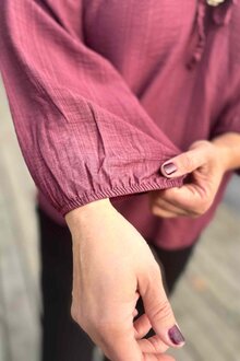Chica-London-Corey-Blus-Med-Spanne-Dam-Bordo-4