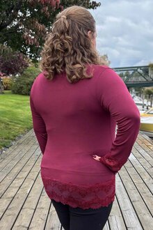Chica-London-Gwynne-Langarmad-Topp-med-Spets-Dam-Bordo-2