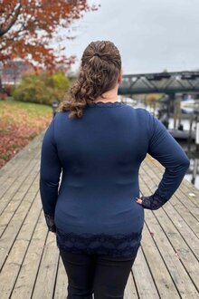 Chica-London-Gwynne-Langarmad-Topp-med-Spets-Dam-Navy-2