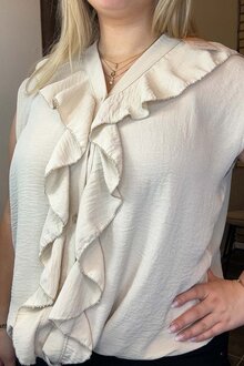 Chica-London-Hilda-V-ringad-Blus-Volang-Dam-Beige-11