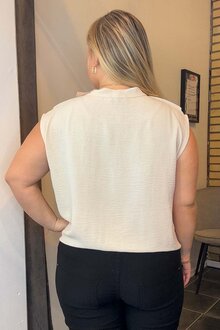 Chica-London-Hilda-V-ringad-Blus-Volang-Dam-Beige-12