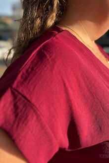 Chica-London-Kyla-V-ringad-Blus-Dam-Bordo-4