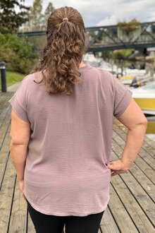 Chica-London-Kyla-V-ringad-Blus-Dam-Taupe-3