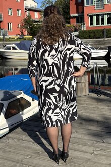 Chica-London-Larina-V-ringad-Klanning-med-Zip-Dam-Black-White-3
