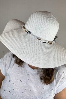 Chica-London-Majken-Hatt-Dam-White-3