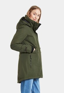 Didriksons-Tanja-Vinterparkas-6-Dam-Deep-Green-6