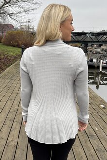 Freequent-Claudisse-Short-Cardigan-Dam-High-Rise-21