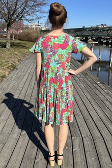 Kimberly-V-ringad-Klanning-3-Dam-Floral-Collage-One-Summer--SmileButiken-3