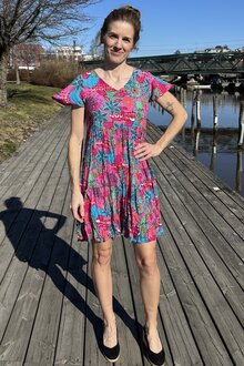 Kimberly-V-ringad-Klanning-4-Dam-Floral-Collage-One-Summer--SmileButiken-4