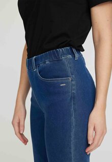 LauRie-Kelly-SL-Rak-Jeans-Dam-Mellabla-2