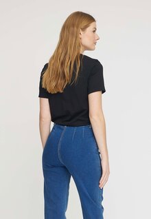 LauRie-Kelly-SL-Rak-Jeans-Dam-Mellabla-3