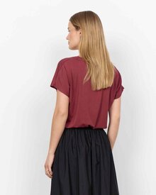 Marica-V-ringad-T-shirt-Dam-Oxblood-Red-Soyaconcept--Smilebutiken-2