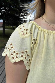 Marta-du-Chateau-Randi-Topp-Dam-Yellow-13