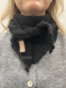 Marta-du-Chateau-Scarf-2-Dam-Black-1
