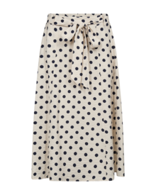 Prickig-midikjol-med-knyt-moonbeam-w-navy-blazer---Alma-fran-Freequent--Smilebutiken-1