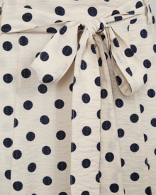 Prickig-midikjol-med-knyt-moonbeam-w-navy-blazer---Alma-fran-Freequent--Smilebutiken-2