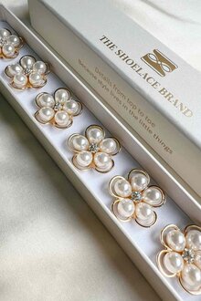 The-Shoelace-Brand-Felicia-Knappsmycke-6-pack-Gold-Framed-Pearl-Flower-1