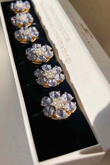 The-Shoelace-Brand-Hilde-Knappsmycke-6-pack-Purple-Flower-Gold-1