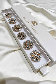 The-Shoelace-Brand-Signe-Knappsmycke-6-pack-White-Flower-Gold-1