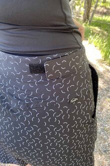 Tuxer-Hollie-Stretch-Skort-Dam-Black-Print-13