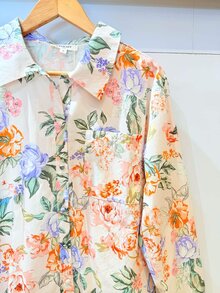 Vivichy-Hulda-Blommig-Skjorta-Dam-Light-Beige2