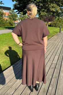 Voyelle-Villemo-Stickat-Set-Dam-Coffee-4