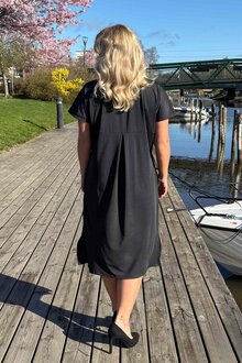 Way-Of-Sweden-Carina-Klanning-Dam-Black-4
