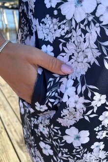 Way-Of-Sweden-Carina-Klanning-Dam-Flow-Dark-Navy-2