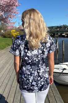 Way-Of-Sweden-Lovisa-Topp-Dam-Flow-Dark-Navy-3